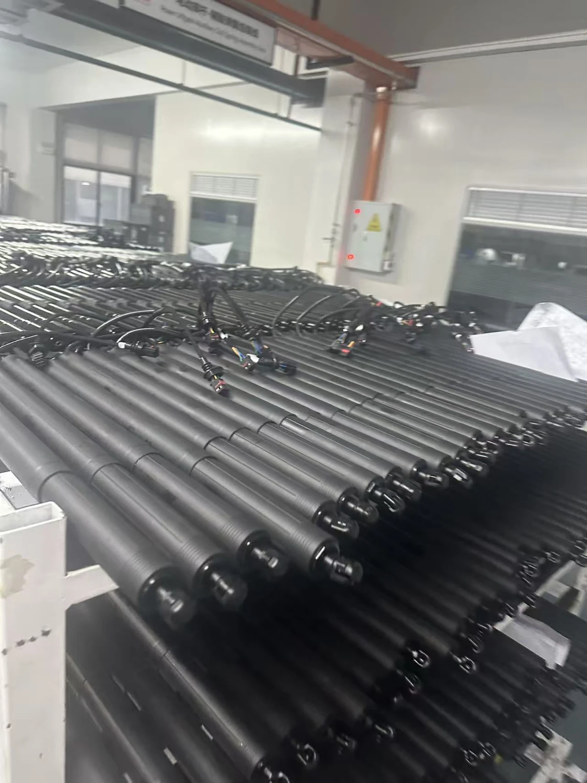 Power liftgate support struts and wiring arranged in rows